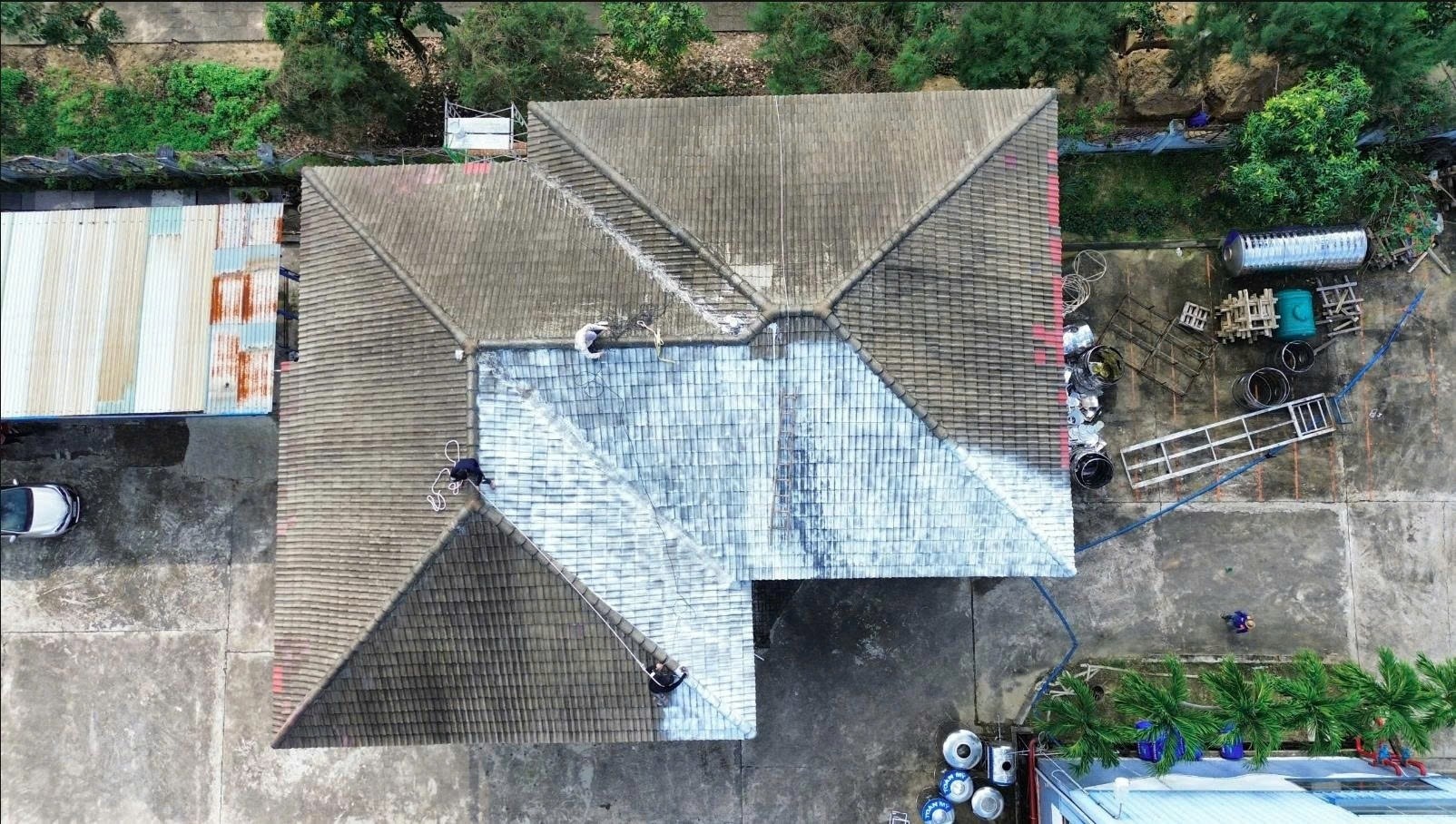 Vệ sinh mái ngói loại bỏ rêu mốc trước khi thi công sơn chống thấm