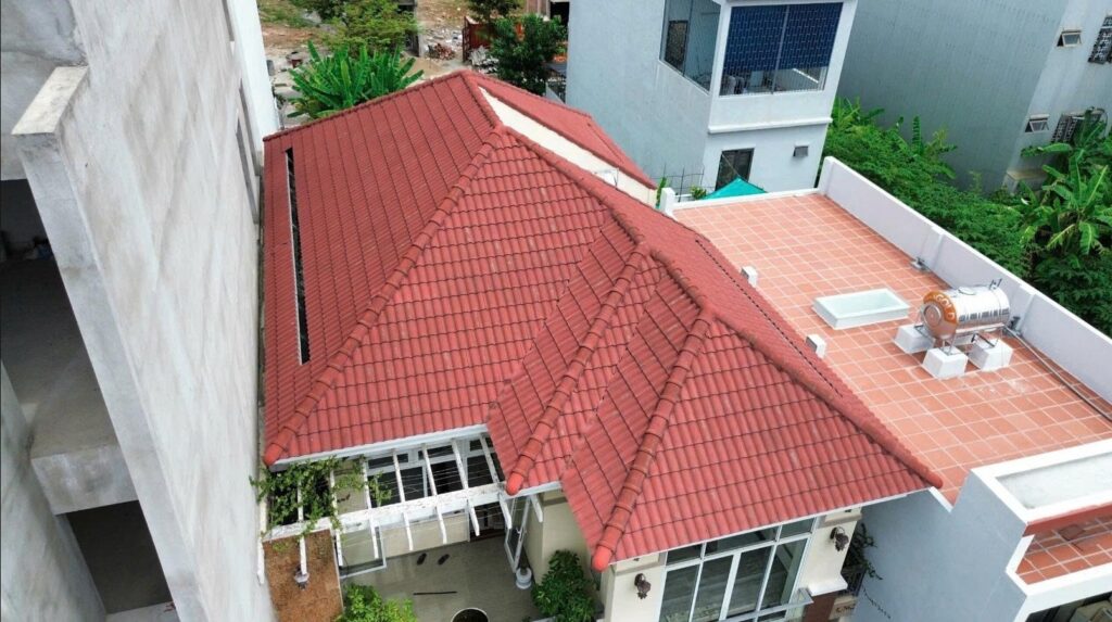 Mái ngói cũ bị rêu mốc và xuống cấp cần phục hồi và sơn chống thấm tại Đà Nẵng