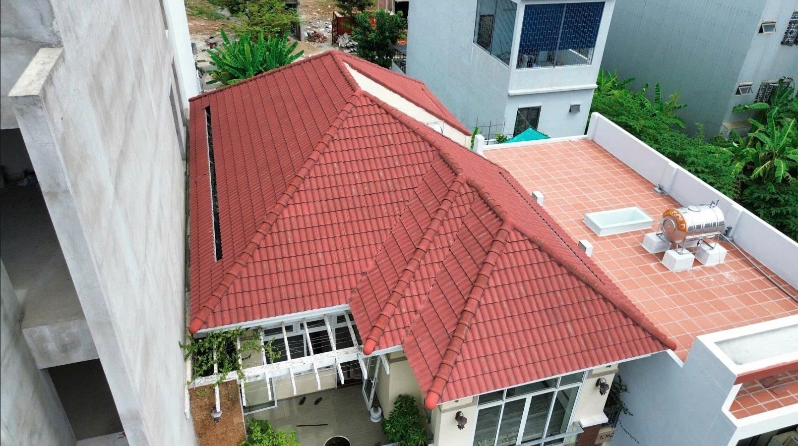 Mái ngói cũ bị rêu mốc và xuống cấp cần phục hồi và sơn chống thấm tại Đà Nẵng