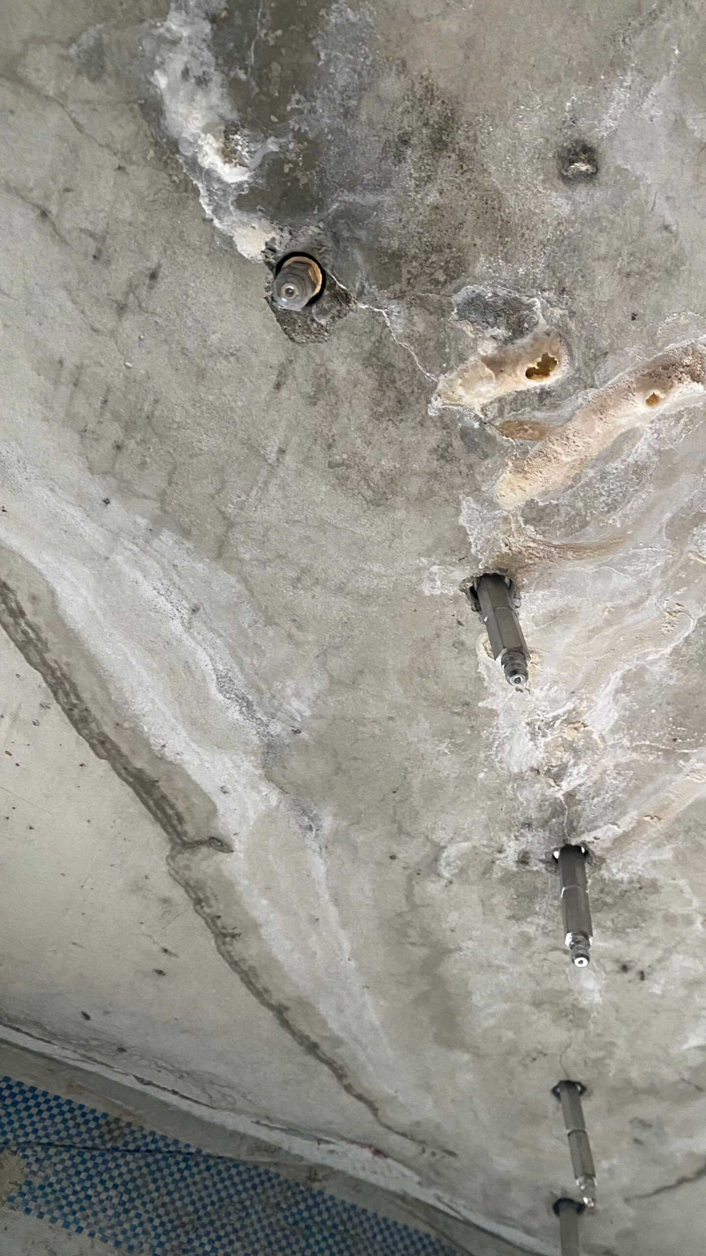 vết nứt sàn bê tông gây thấm nước