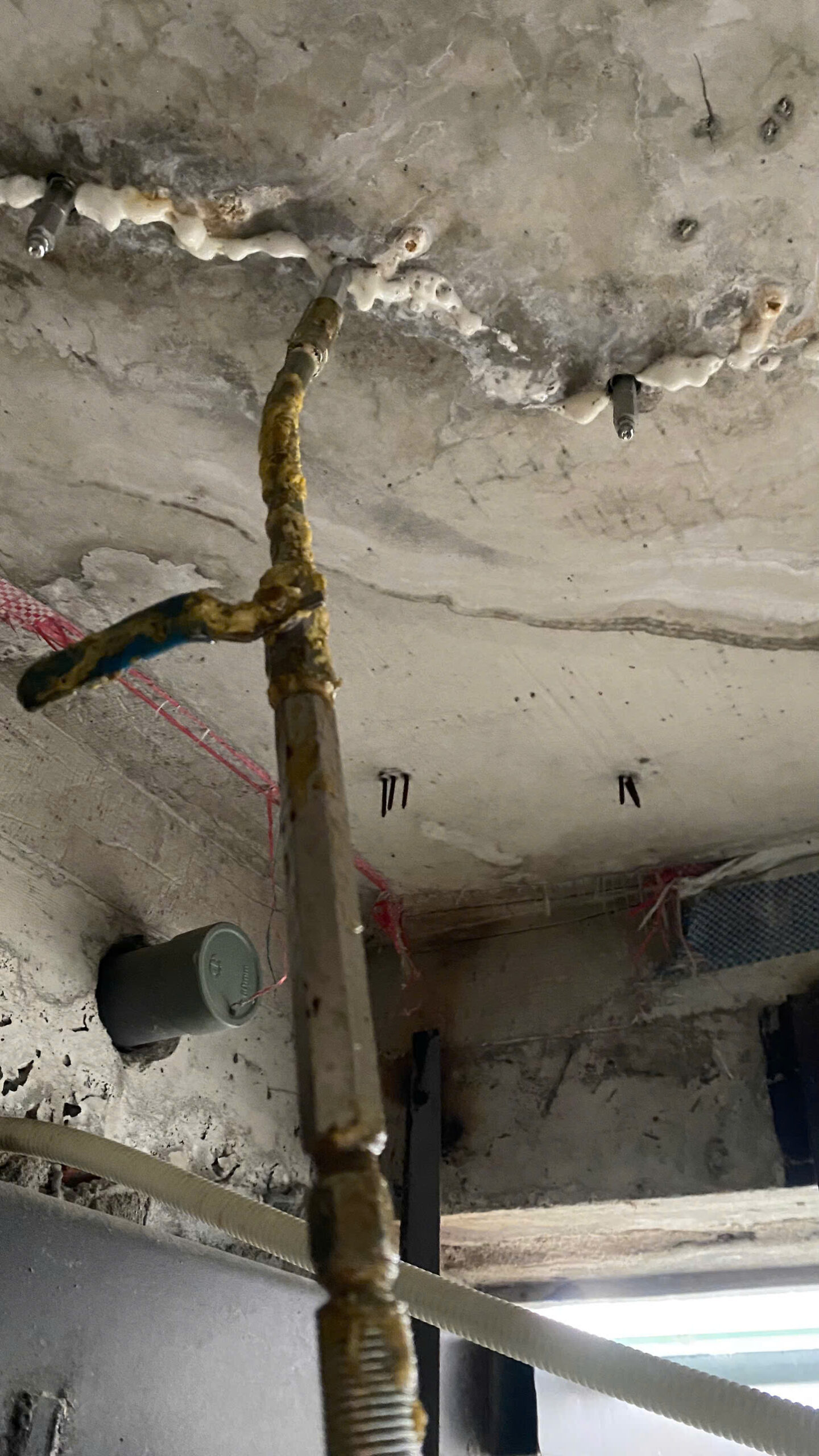 thi công khoan lỗ bơm keo chống thấm sàn